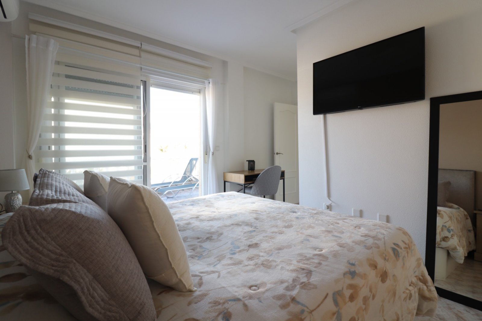 Villa avec 3 chambres, 2 salles de bains, terrasse sur le toit, place de parking et piscine commune