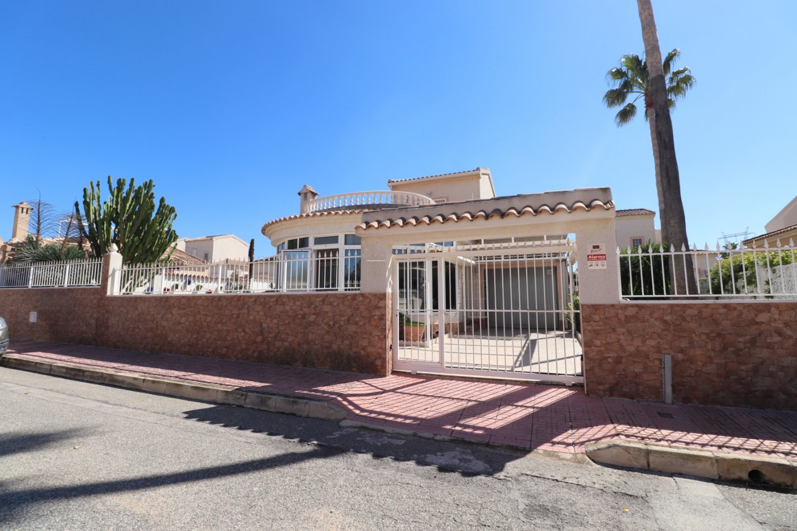 Villa avec 2 chambres, 2 salles de bains, un garage, une terrasse sur le toit et une place de parking à Atalaya Park