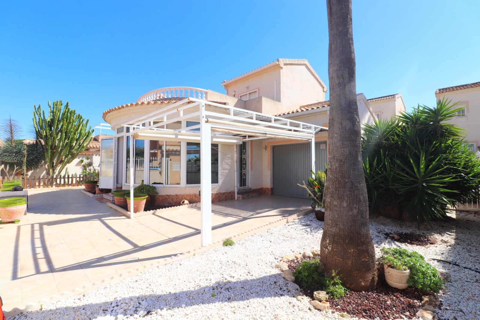 Villa avec 2 chambres, 2 salles de bains, un garage, une terrasse sur le toit et une place de parking à Atalaya Park