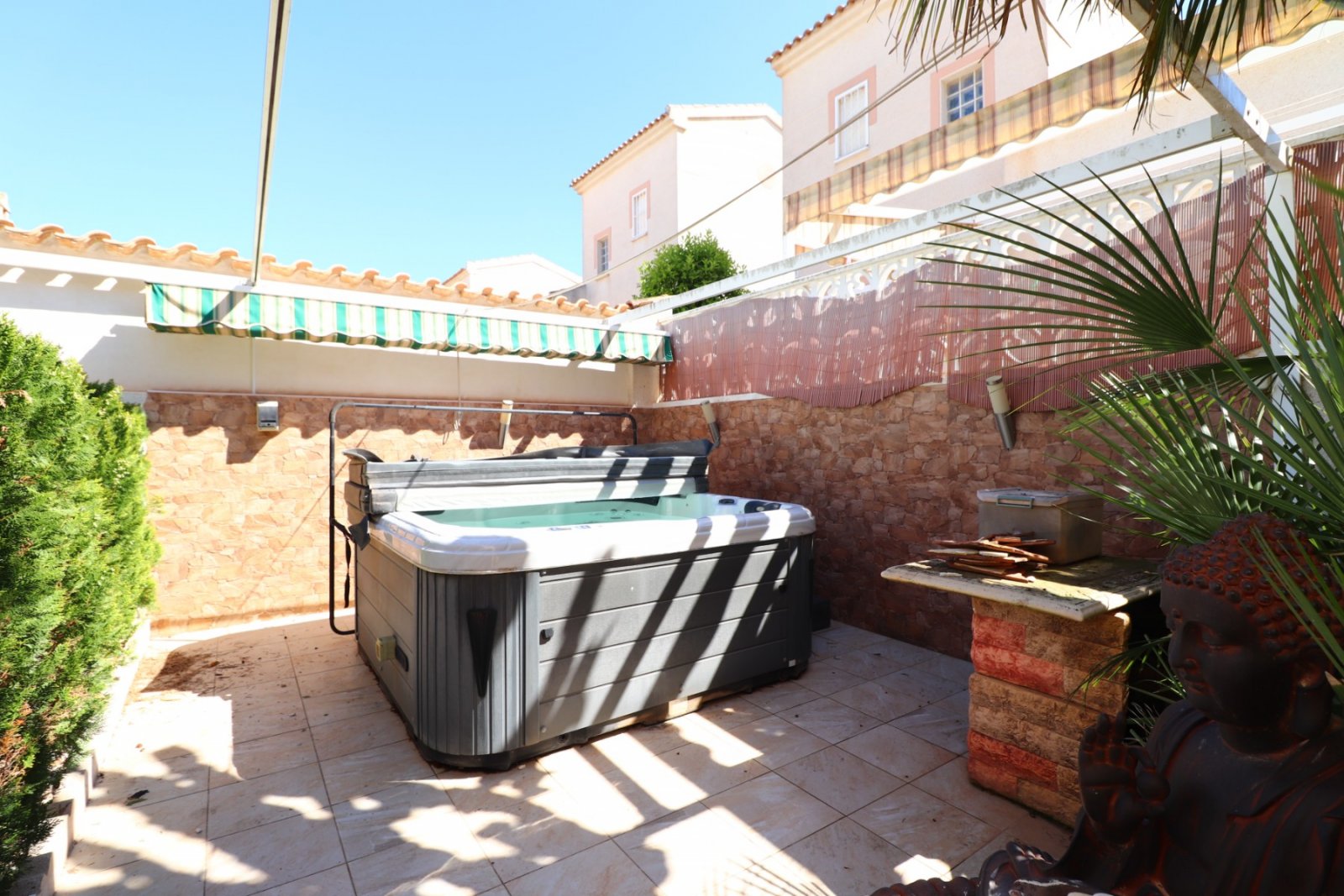 Villa avec 2 chambres, 2 salles de bains, un garage, une terrasse sur le toit et une place de parking à Atalaya Park