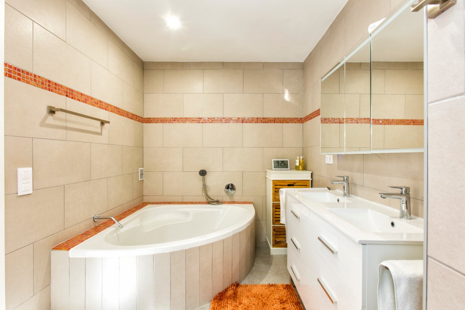 Spacieuse villa avec 5 chambres, 3 salles de bains, WC invités et piscine privée