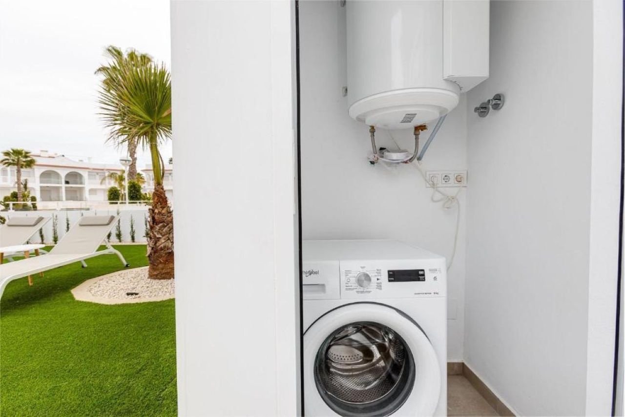 Appartement au rez-de-chaussée comprenant 2 chambres, 2 salles de bains, une grande terrasse et une piscine commune