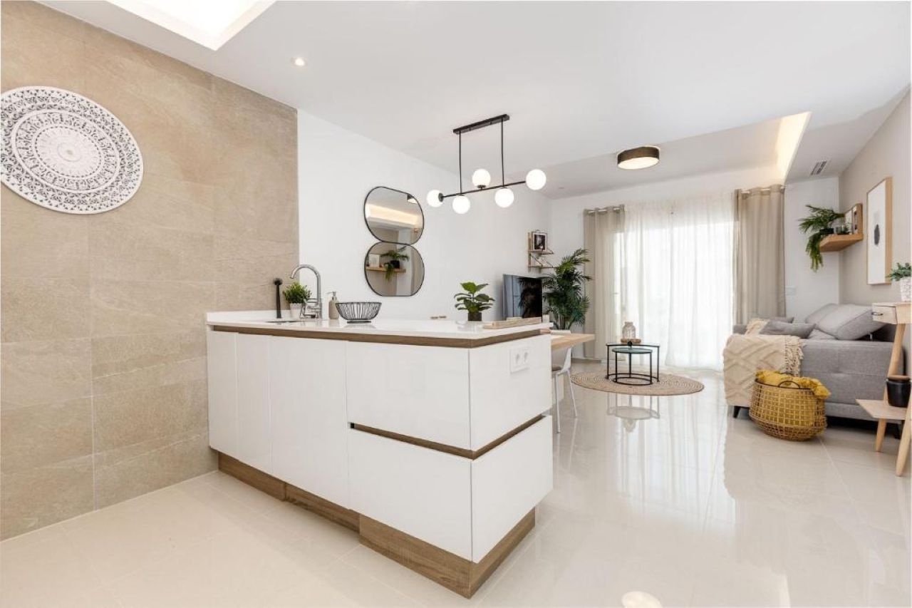 Appartement au rez-de-chaussée comprenant 2 chambres, 2 salles de bains, une grande terrasse et une piscine commune