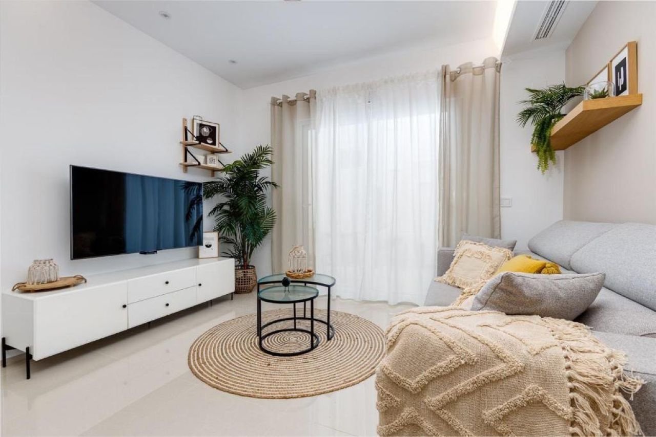 Appartement au rez-de-chaussée comprenant 2 chambres, 2 salles de bains, une grande terrasse et une piscine commune