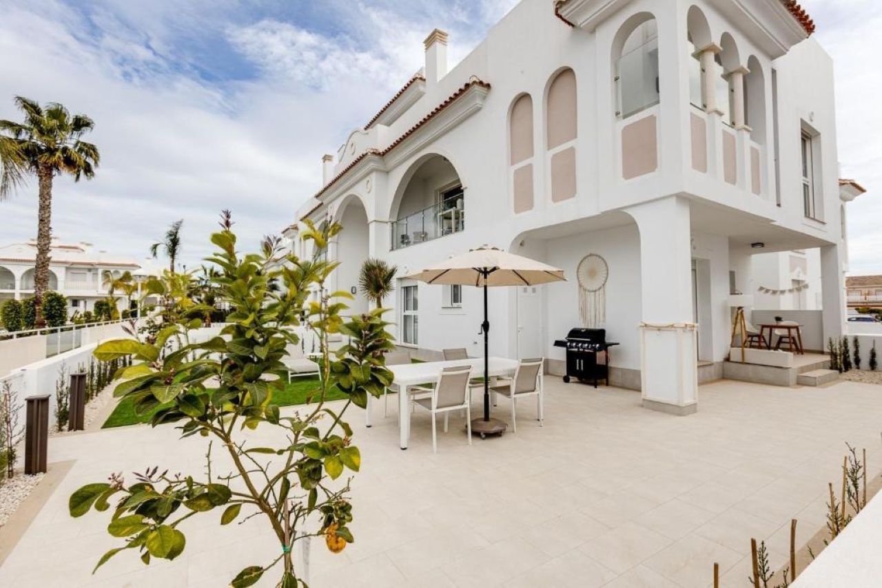 Appartement au rez-de-chaussée comprenant 2 chambres, 2 salles de bains, une grande terrasse et une piscine commune