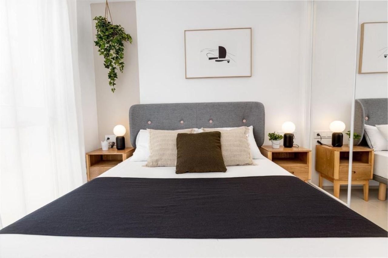 Appartement au rez-de-chaussée comprenant 2 chambres, 2 salles de bains, une grande terrasse et une piscine commune