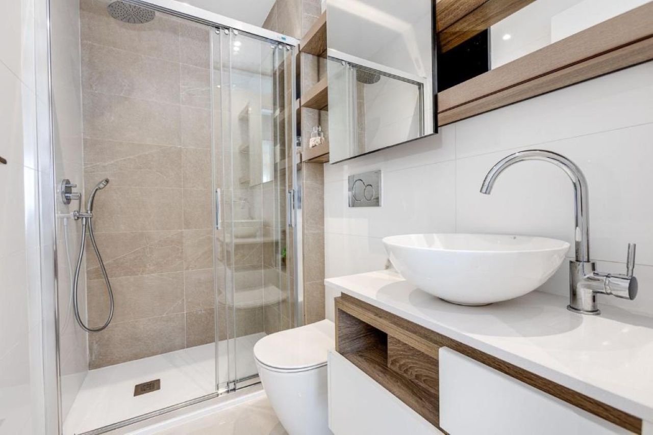 Appartement au rez-de-chaussée comprenant 2 chambres, 2 salles de bains, une grande terrasse et une piscine commune