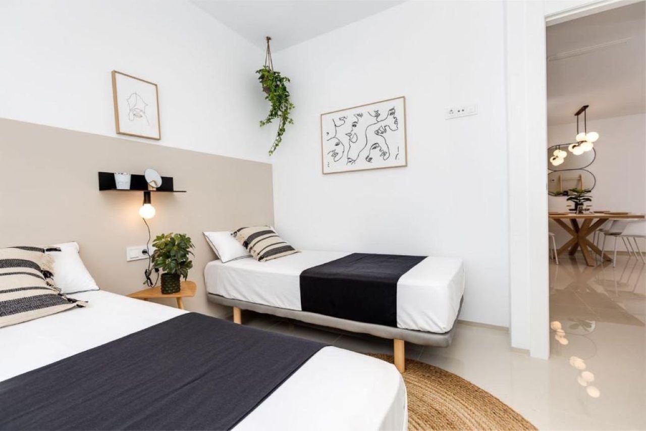 Appartement au rez-de-chaussée comprenant 2 chambres, 2 salles de bains, une grande terrasse et une piscine commune