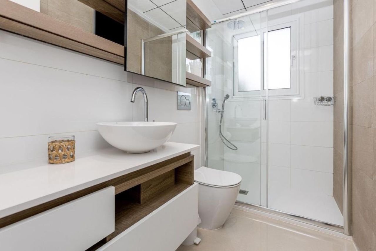 Appartement au rez-de-chaussée comprenant 2 chambres, 2 salles de bains, une grande terrasse et une piscine commune