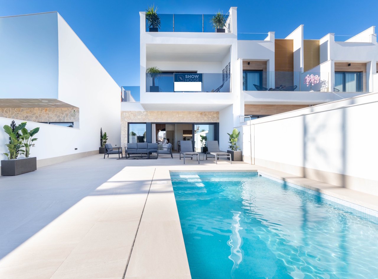 Villas avec 3 chambres, 3 salles de bains, climatisation pré-installée, cuisines équipées avec produits blancs, parking privé et piscine privée