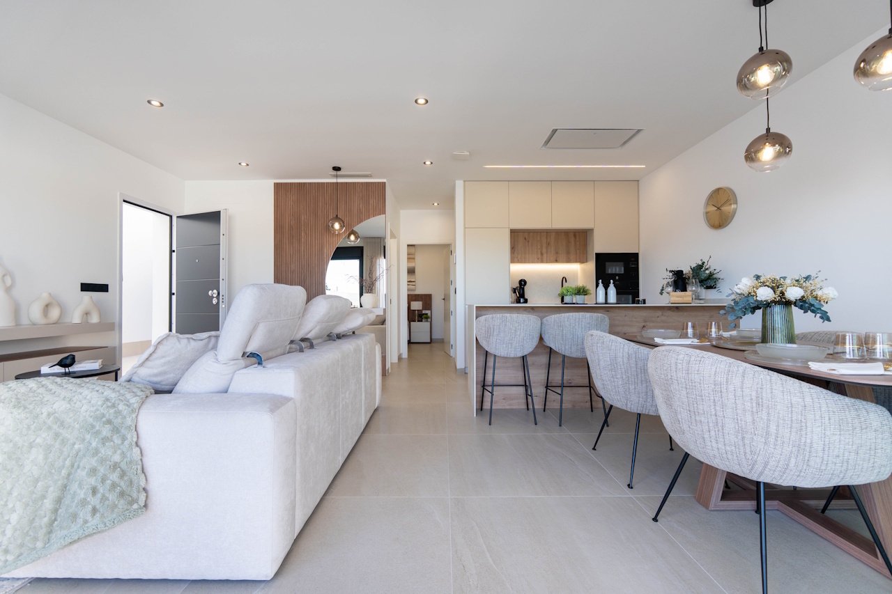 Villas avec 3 chambres, 3 salles de bains, climatisation pré-installée, cuisines équipées avec produits blancs, parking privé et piscine privée