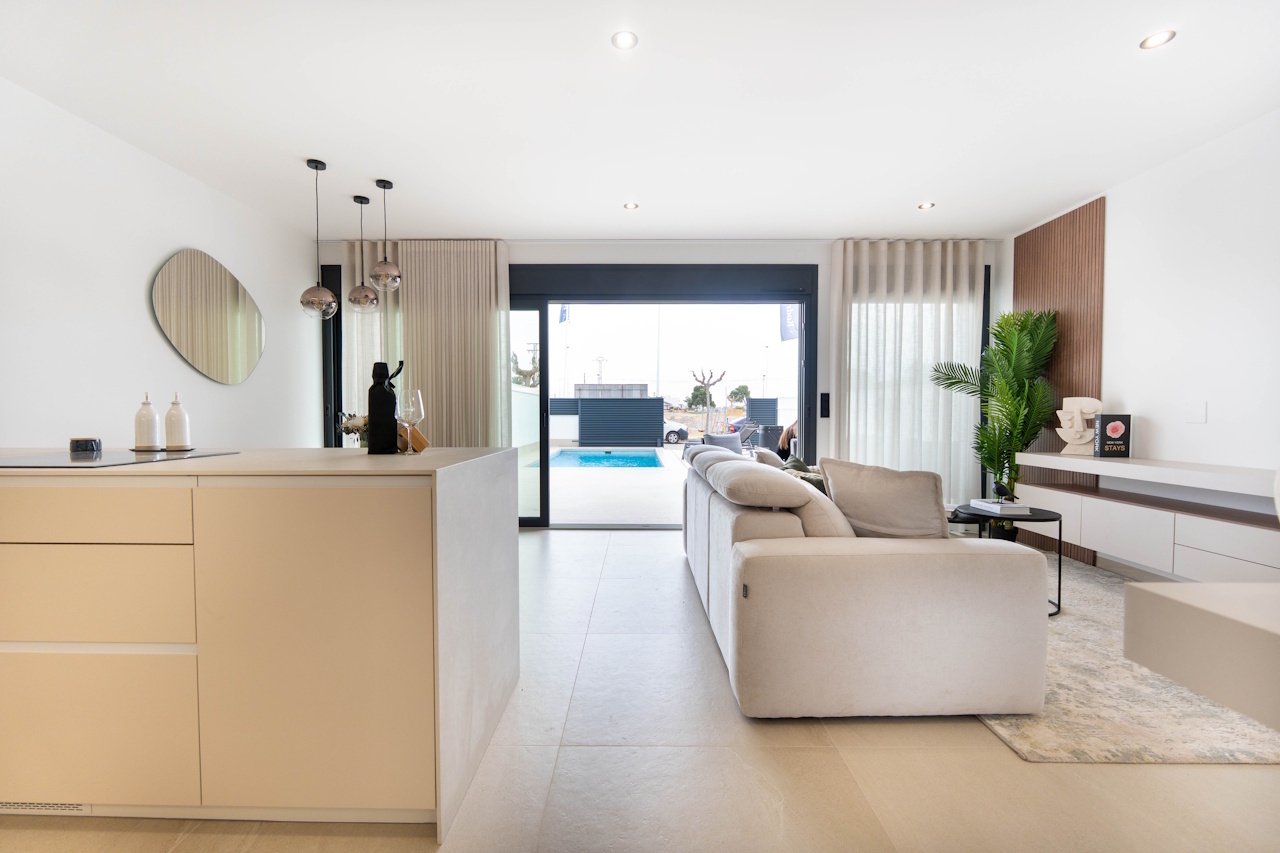 Villas avec 3 chambres, 3 salles de bains, climatisation pré-installée, cuisines équipées avec produits blancs, parking privé et piscine privée