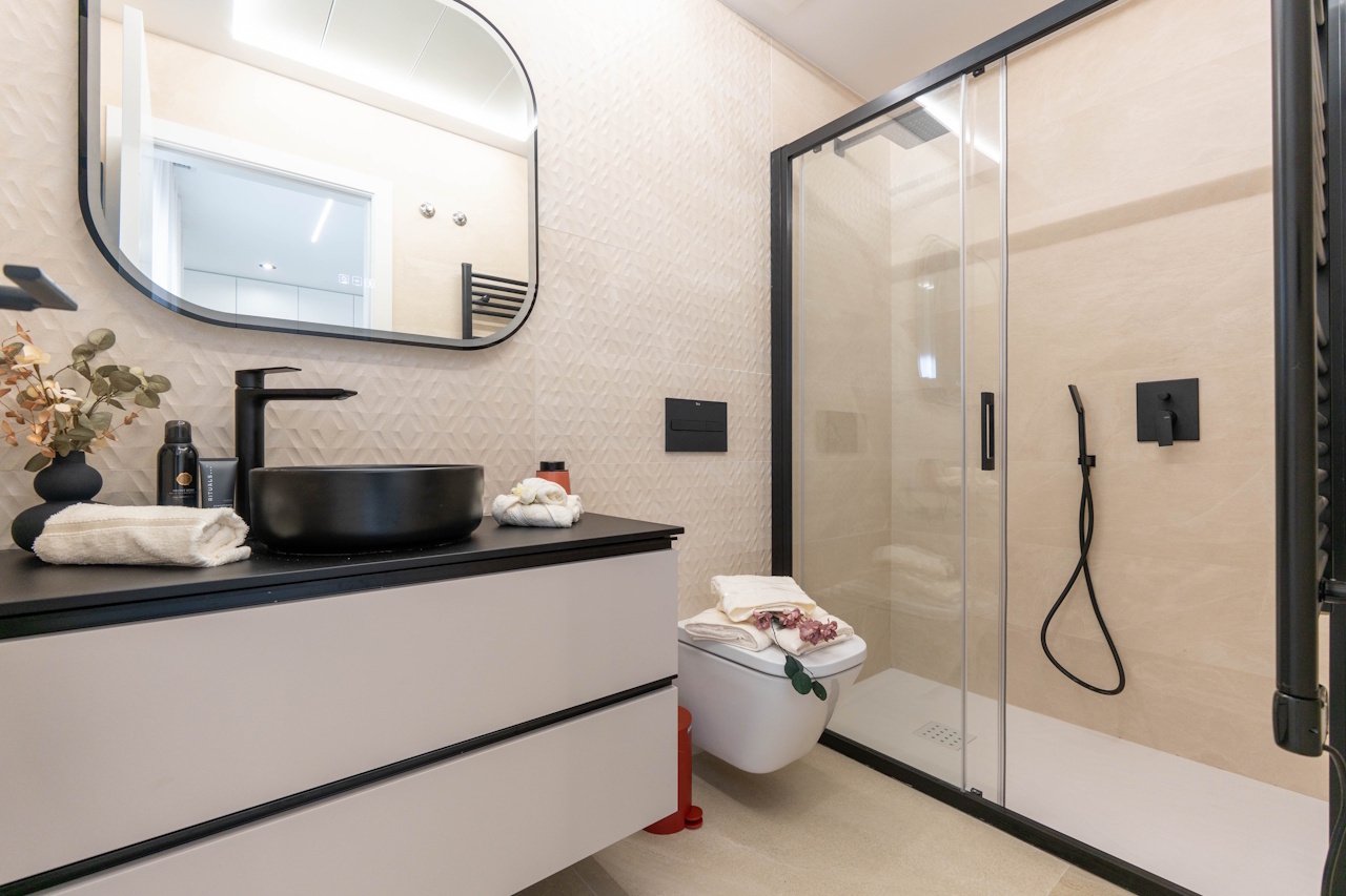 Villas avec 3 chambres, 3 salles de bains, climatisation pré-installée, cuisines équipées avec produits blancs, parking privé et piscine privée