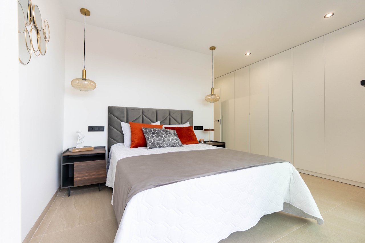 Villas avec 3 chambres, 3 salles de bains, climatisation pré-installée, cuisines équipées avec produits blancs, parking privé et piscine privée