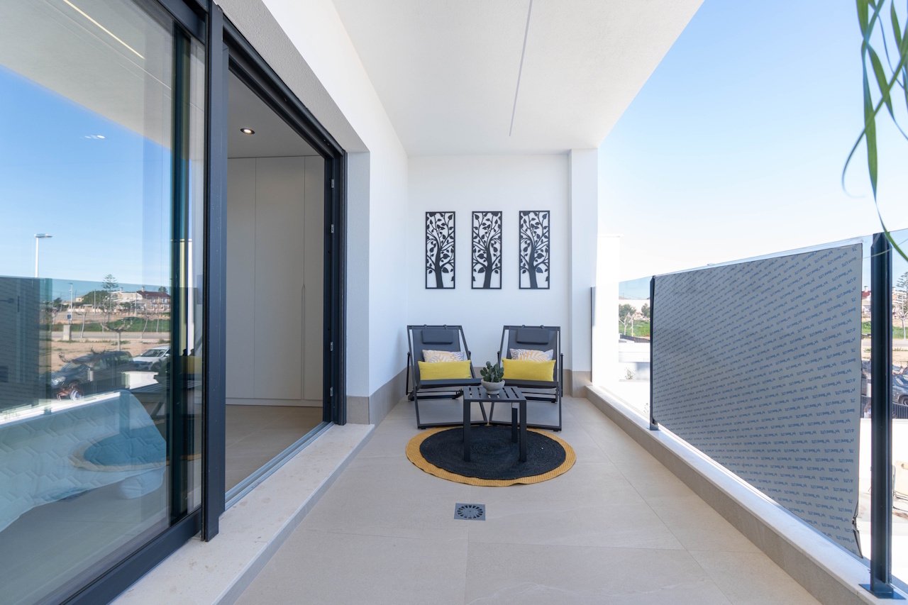 Villas avec 3 chambres, 3 salles de bains, climatisation pré-installée, cuisines équipées avec produits blancs, parking privé et piscine privée