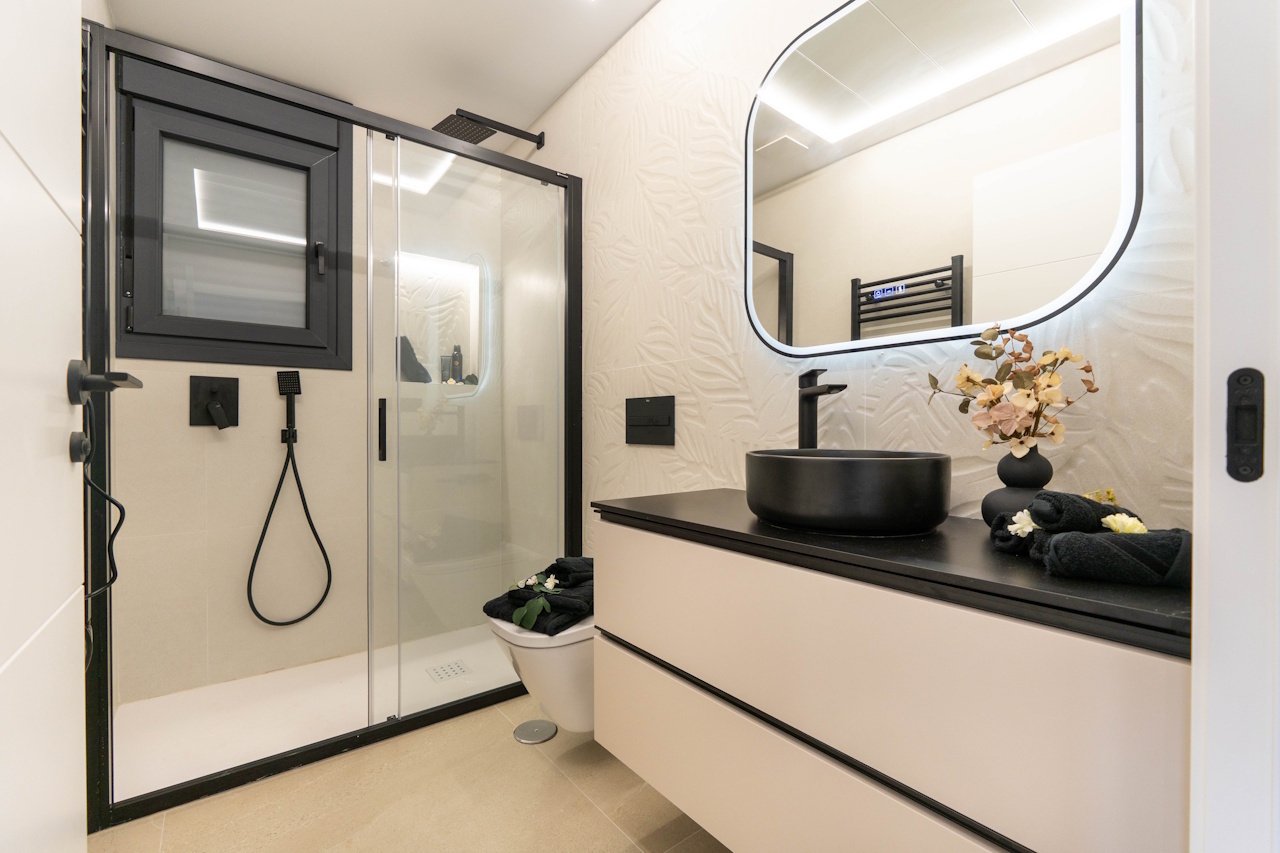 Villas avec 3 chambres, 3 salles de bains, climatisation pré-installée, cuisines équipées avec produits blancs, parking privé et piscine privée