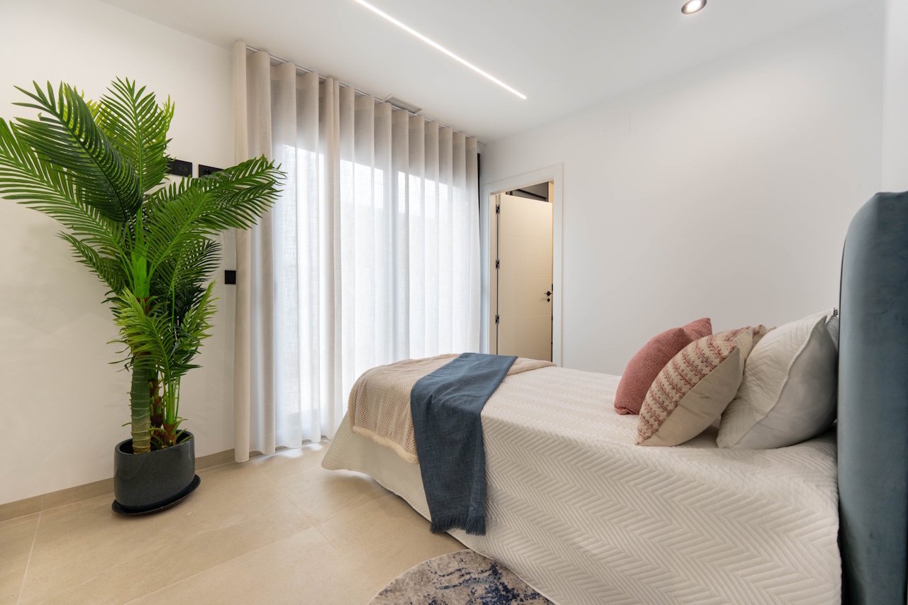 Villas avec 3 chambres, 3 salles de bains, climatisation pré-installée, cuisines équipées avec produits blancs, parking privé et piscine privée