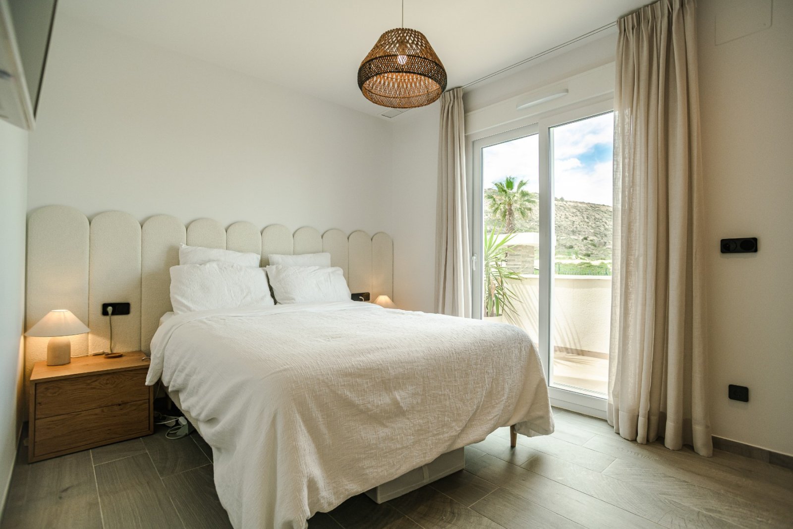 Appartement de luxe au rez-de-chaussée avec 3 chambres, 2 salles de bains, parking souterrain et piscine commune à La Finca Golf Resort