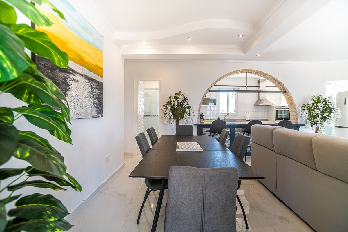 Superbe villa de style méditerranéen avec 3 chambres, 3 salles de bains, terrasse sur le toit, climatisation, piscine privée et place de parking