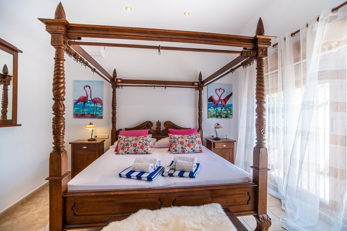 Superbe villa de style méditerranéen avec 3 chambres, 3 salles de bains, terrasse sur le toit, climatisation, piscine privée et place de parking