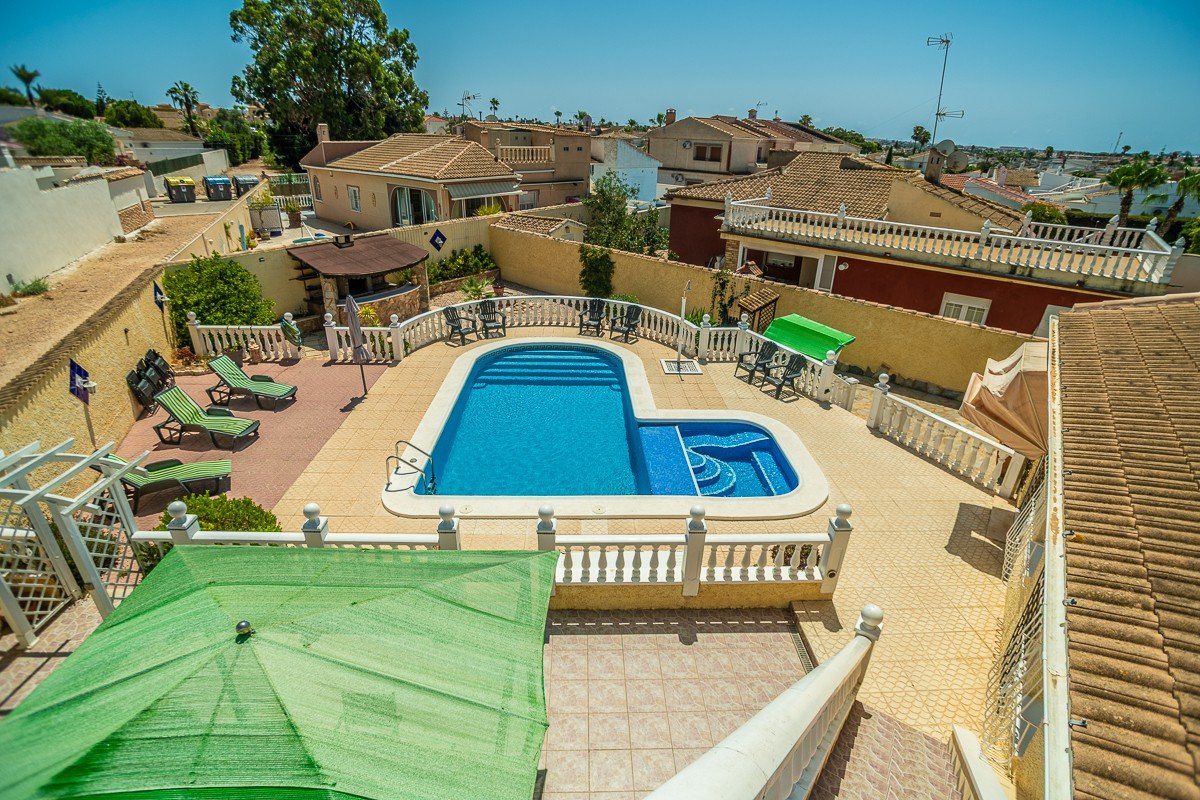 Superbe villa de style méditerranéen avec 3 chambres, 3 salles de bains, terrasse sur le toit, climatisation, piscine privée et place de parking