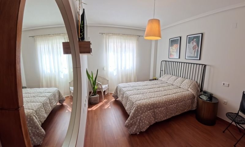 Appartement spectaculaire et spacieux au rez-de-chaussée, comprenant 2 chambres, 2 salles de bains et une vue sur la piscine