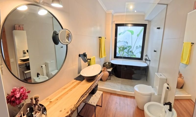 Appartement spectaculaire et spacieux au rez-de-chaussée, comprenant 2 chambres, 2 salles de bains et une vue sur la piscine