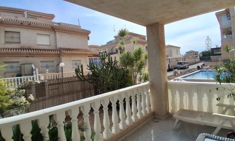 Appartement spectaculaire et spacieux au rez-de-chaussée, comprenant 2 chambres, 2 salles de bains et une vue sur la piscine