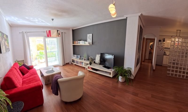 Appartement spectaculaire et spacieux au rez-de-chaussée, comprenant 2 chambres, 2 salles de bains et une vue sur la piscine