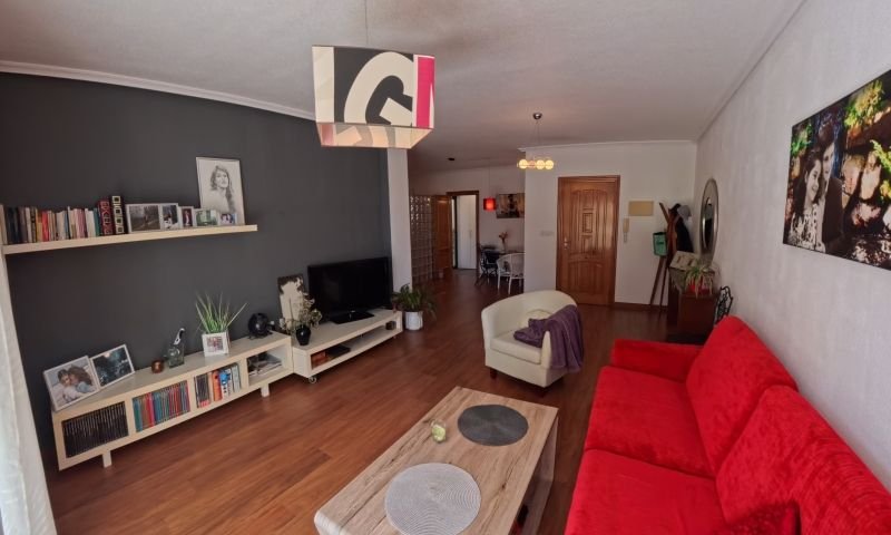 Appartement spectaculaire et spacieux au rez-de-chaussée, comprenant 2 chambres, 2 salles de bains et une vue sur la piscine