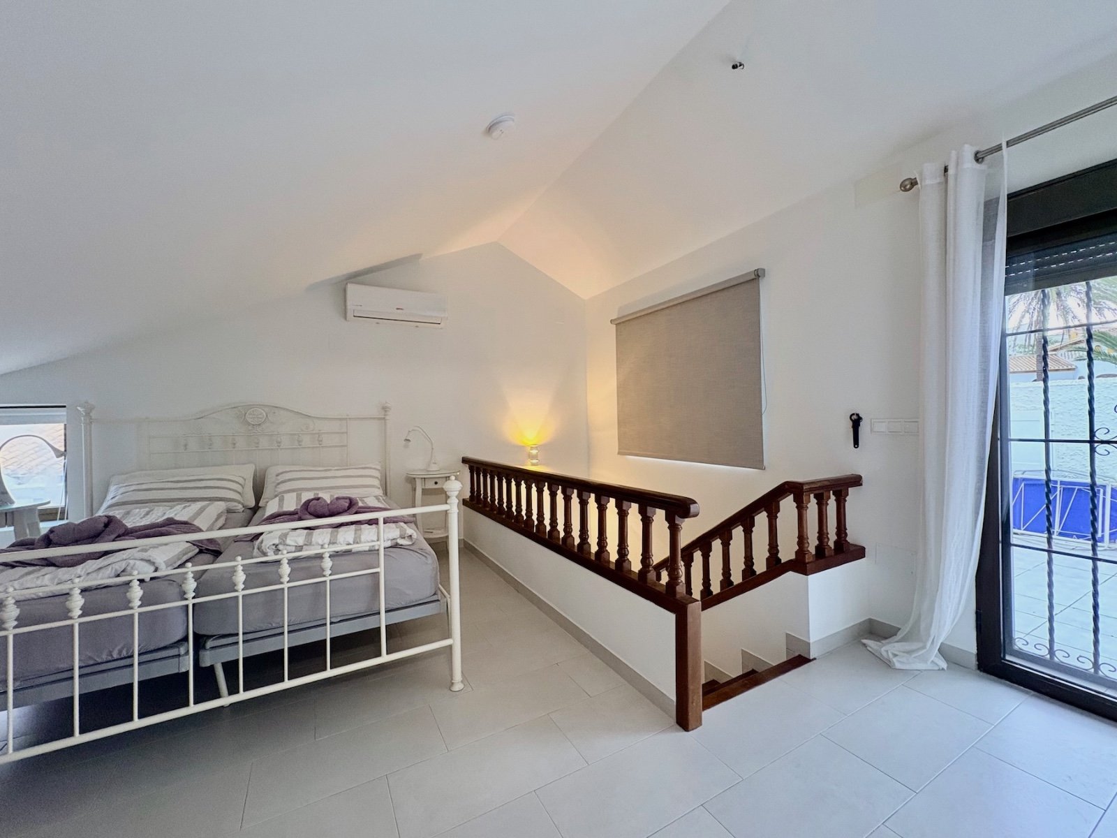 Maison mitoyenne d'angle avec 4 chambres, 2 salles de bains et piscine commune, à seulement 100 m de la plage de Cabo Roig