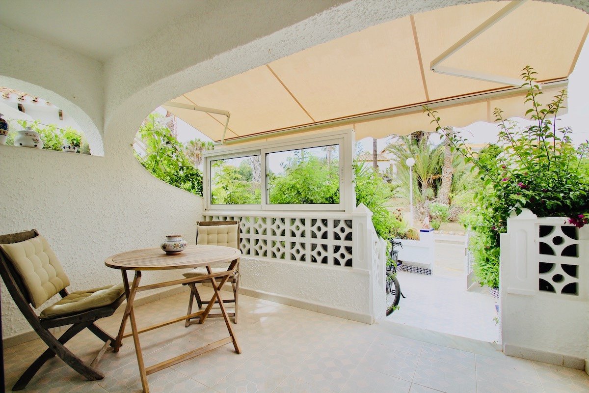 Maison mitoyenne d'angle avec 4 chambres, 2 salles de bains et piscine commune, à seulement 100 m de la plage de Cabo Roig