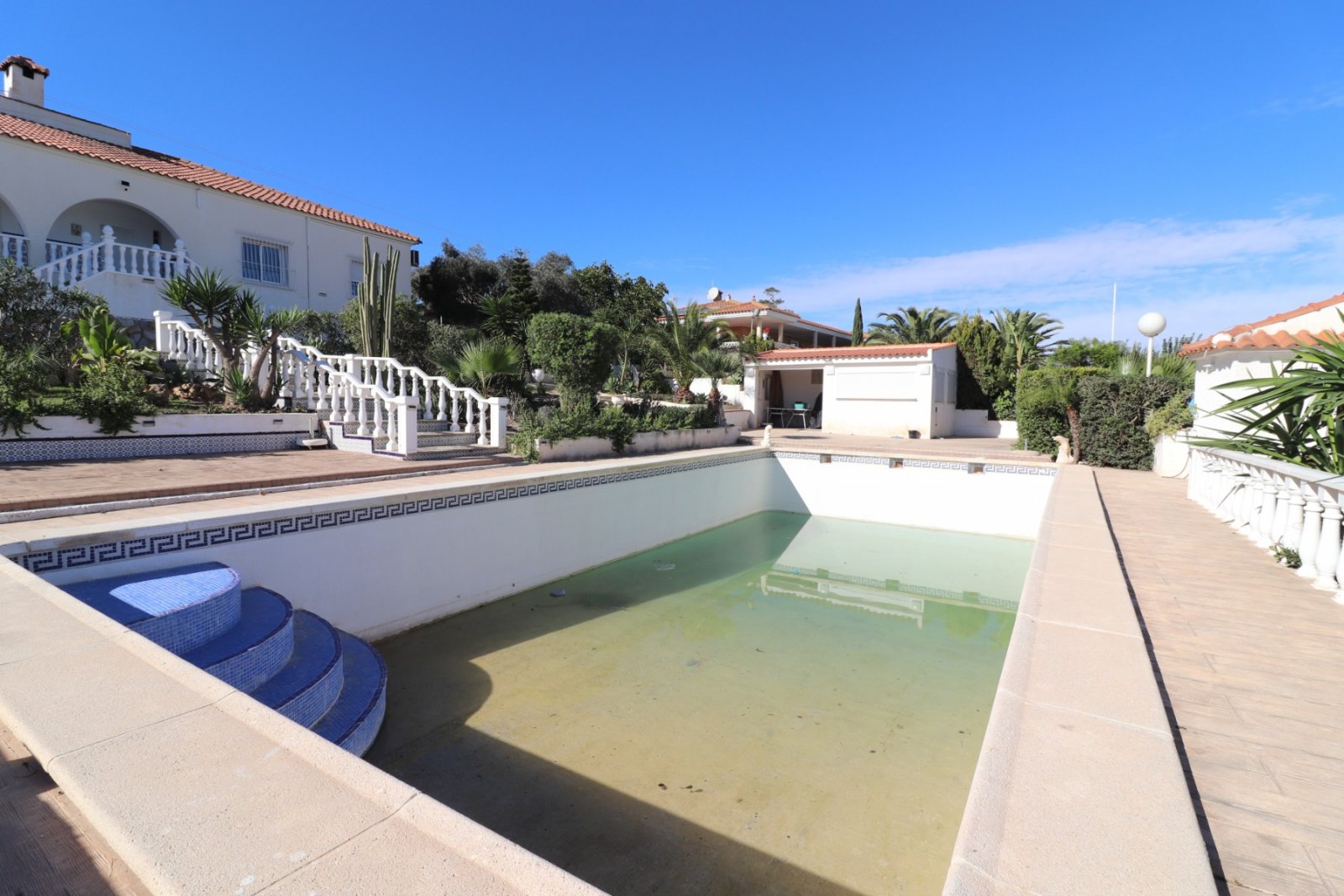 Villa avec 4 chambres, 2 salles de bains, piscine privée et garage