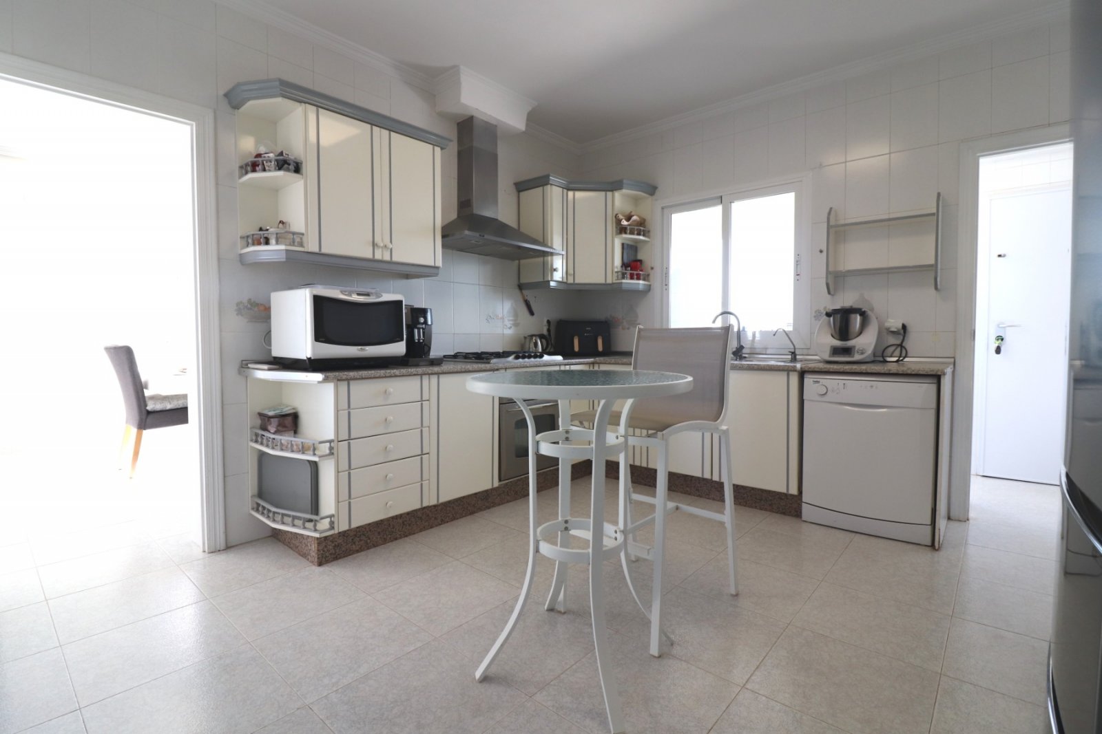 Villa avec 4 chambres, 2 salles de bains, piscine privée et garage