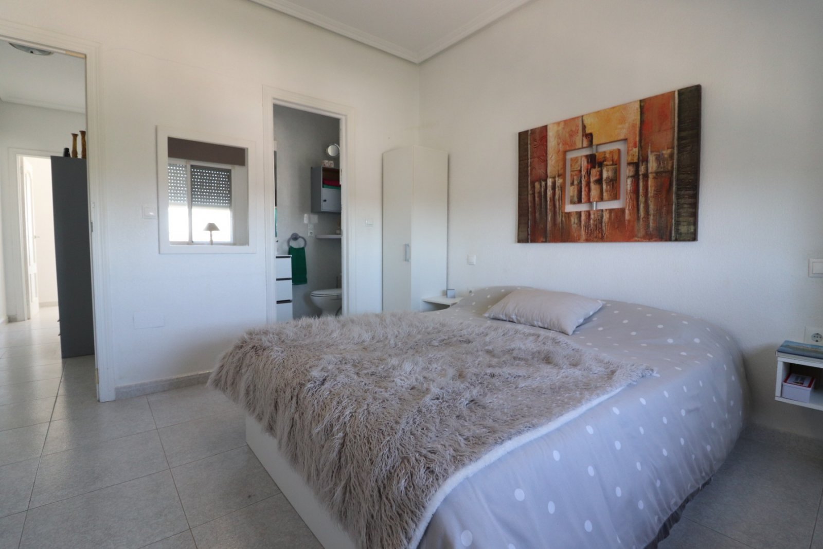 Villa avec 4 chambres, 2 salles de bains, piscine privée et garage
