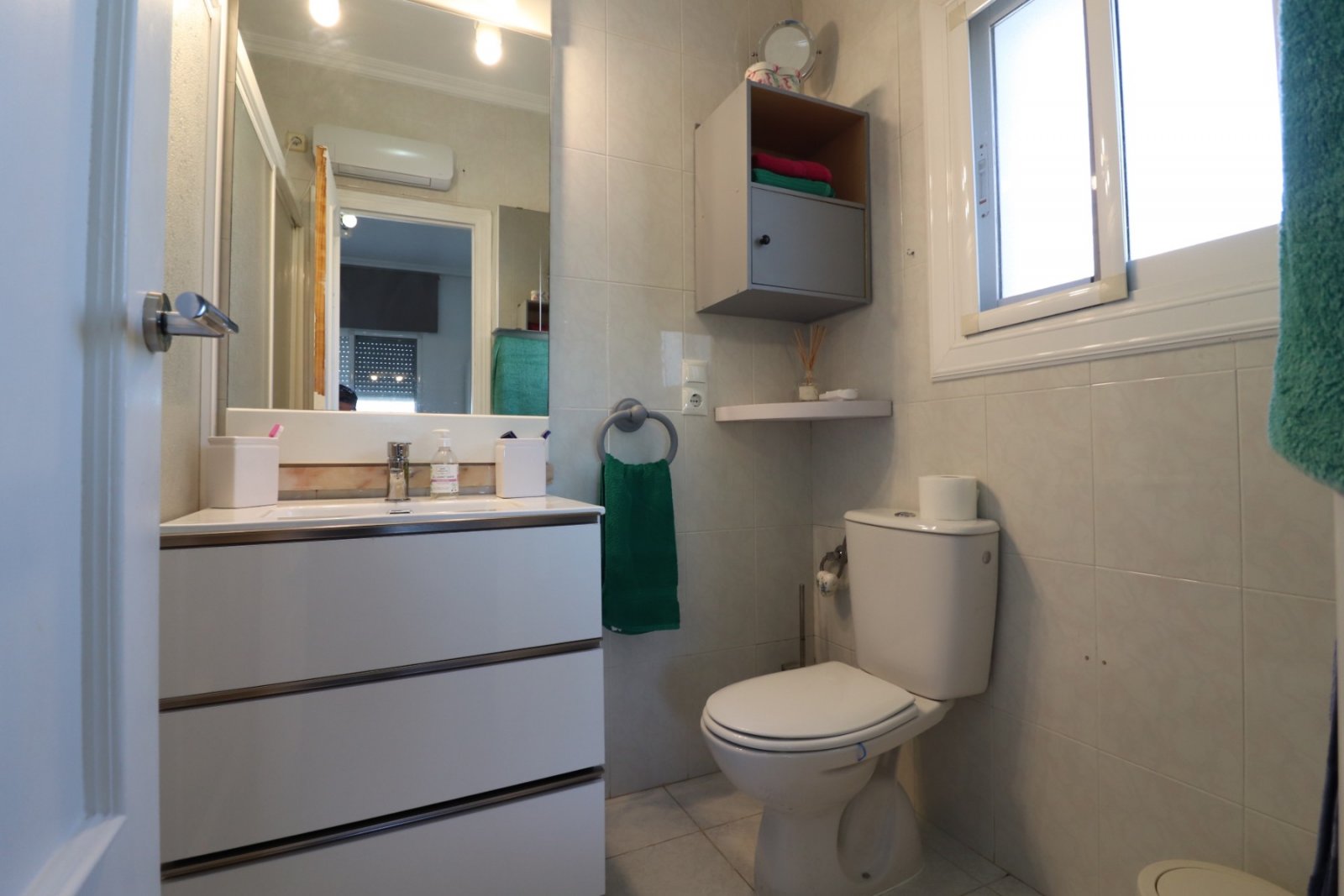Villa avec 4 chambres, 2 salles de bains, piscine privée et garage