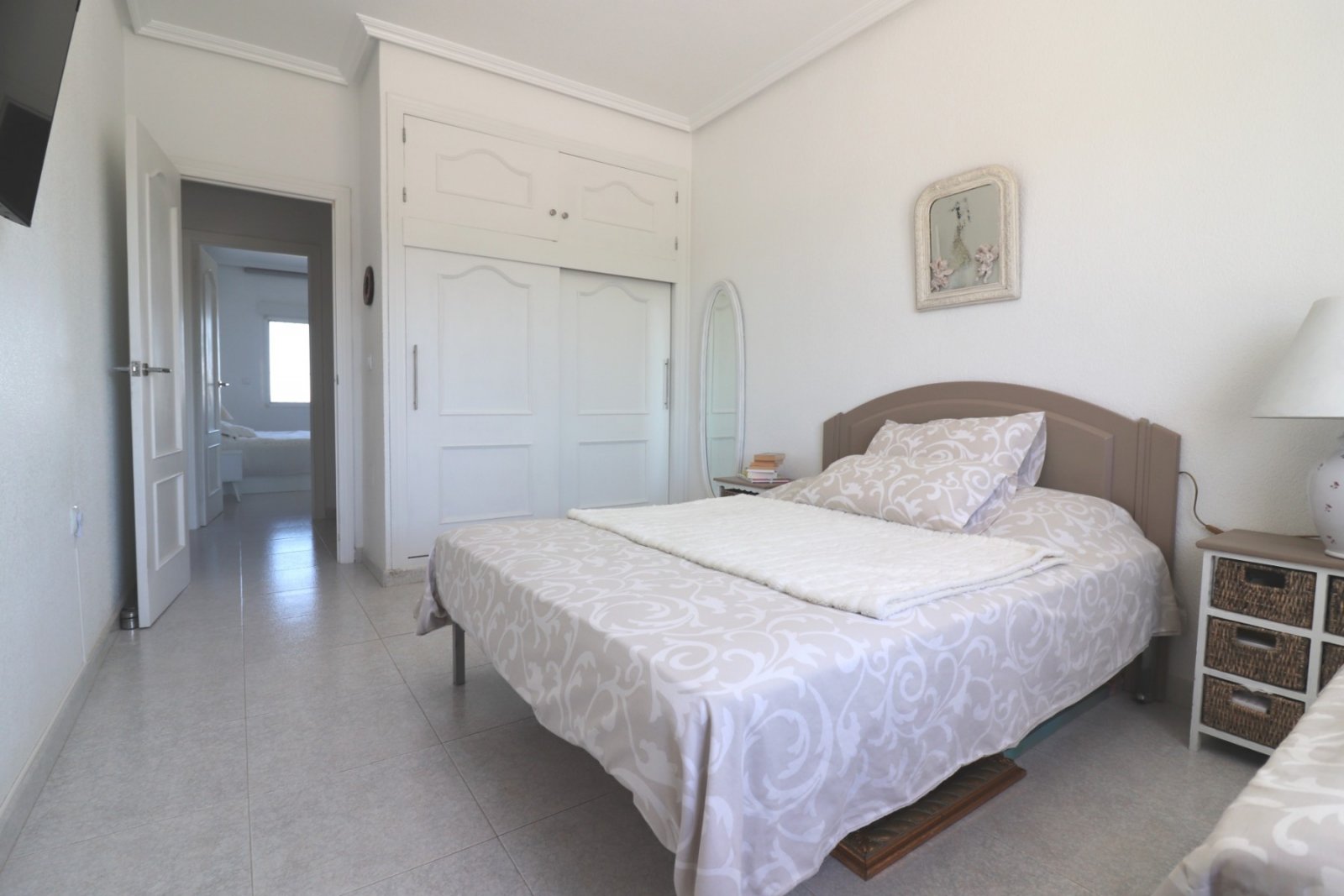 Villa avec 4 chambres, 2 salles de bains, piscine privée et garage