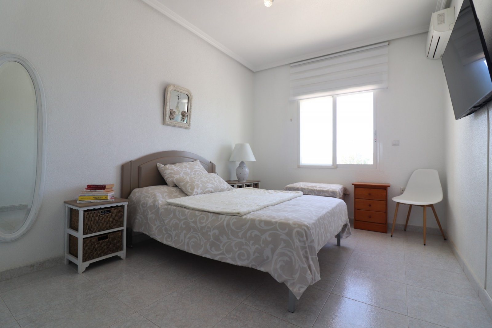 Villa avec 4 chambres, 2 salles de bains, piscine privée et garage