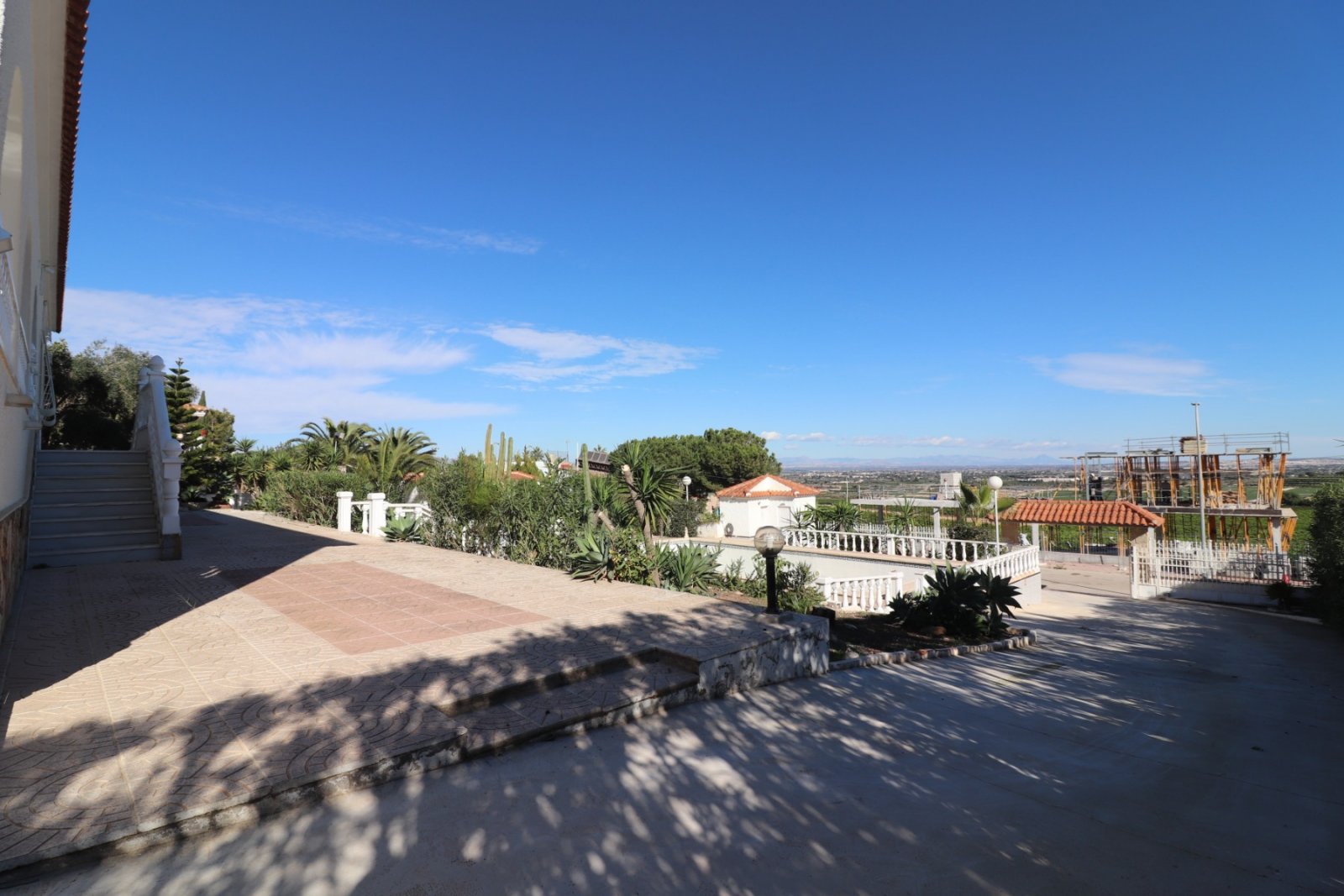 Villa avec 4 chambres, 2 salles de bains, piscine privée et garage