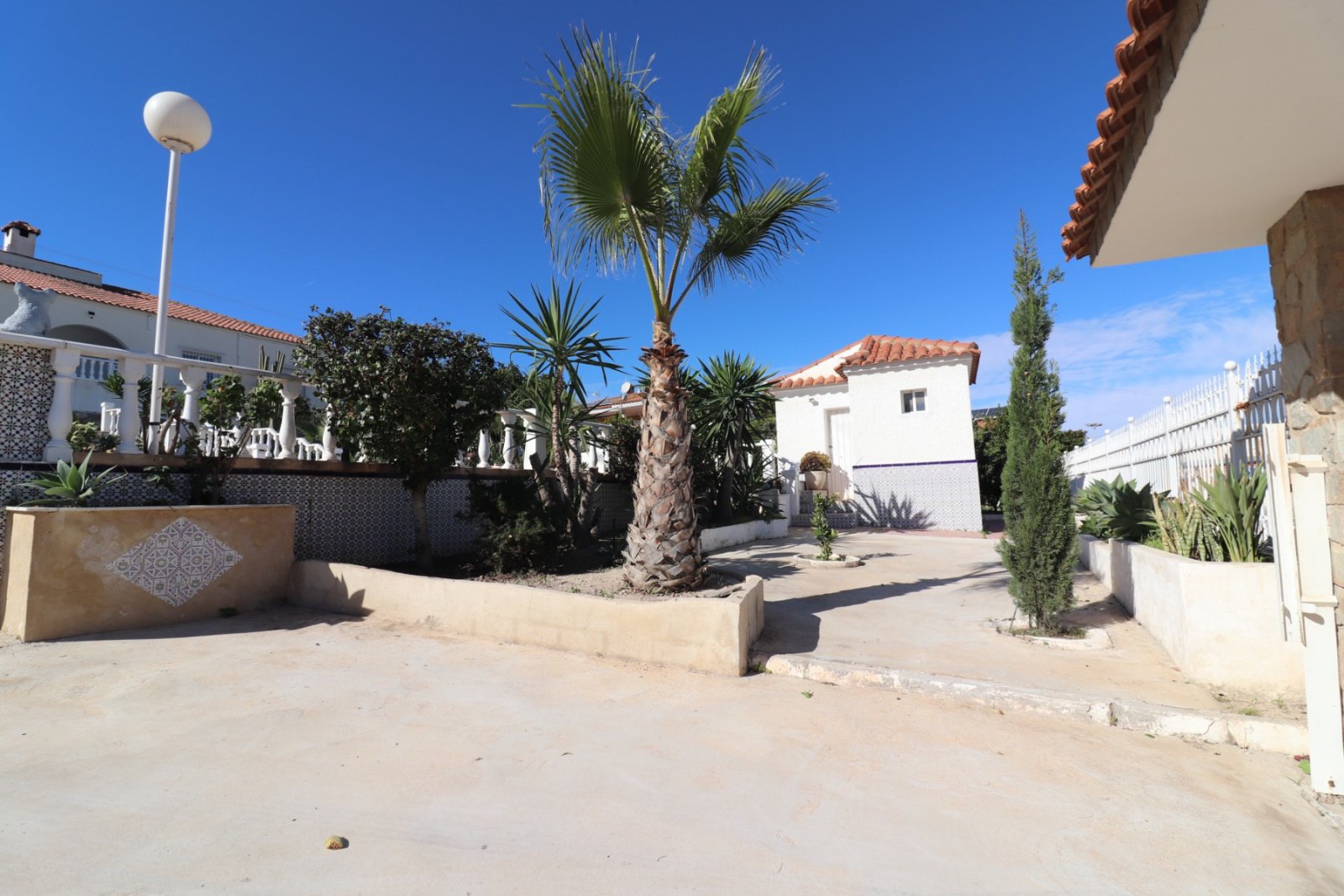 Villa avec 4 chambres, 2 salles de bains, piscine privée et garage