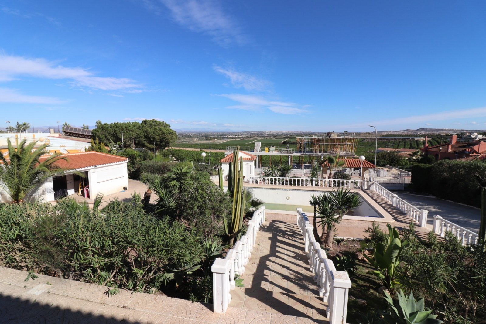 Villa avec 4 chambres, 2 salles de bains, piscine privée et garage