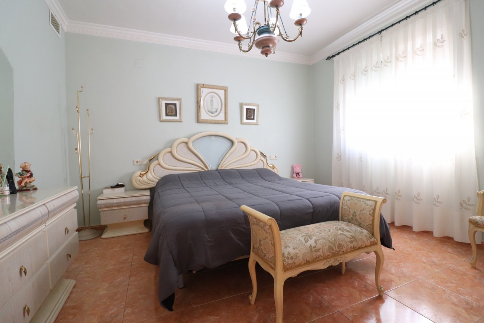 Villa avec 3 chambres, 1 salle de bain, 1 WC invités, garage et piscine privée