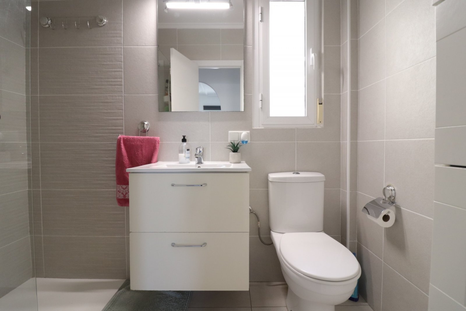 Villa avec 3 chambres, 2 salles de bains, terrasse sur le toit, place de parking et piscine commune