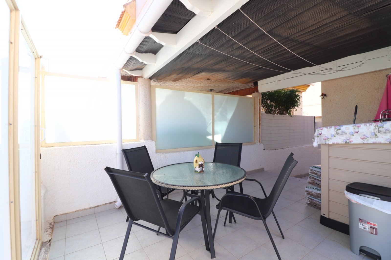Villa avec 3 chambres, 2 salles de bains, terrasse sur le toit, place de parking et piscine commune