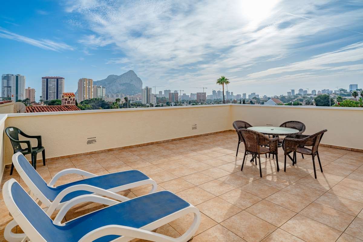 Ansprechende Villa mit 3 Schlafzimmern, 2 Bädern, Garage, Privatpool, Meerblick und Blick auf den Peñon de Ifach