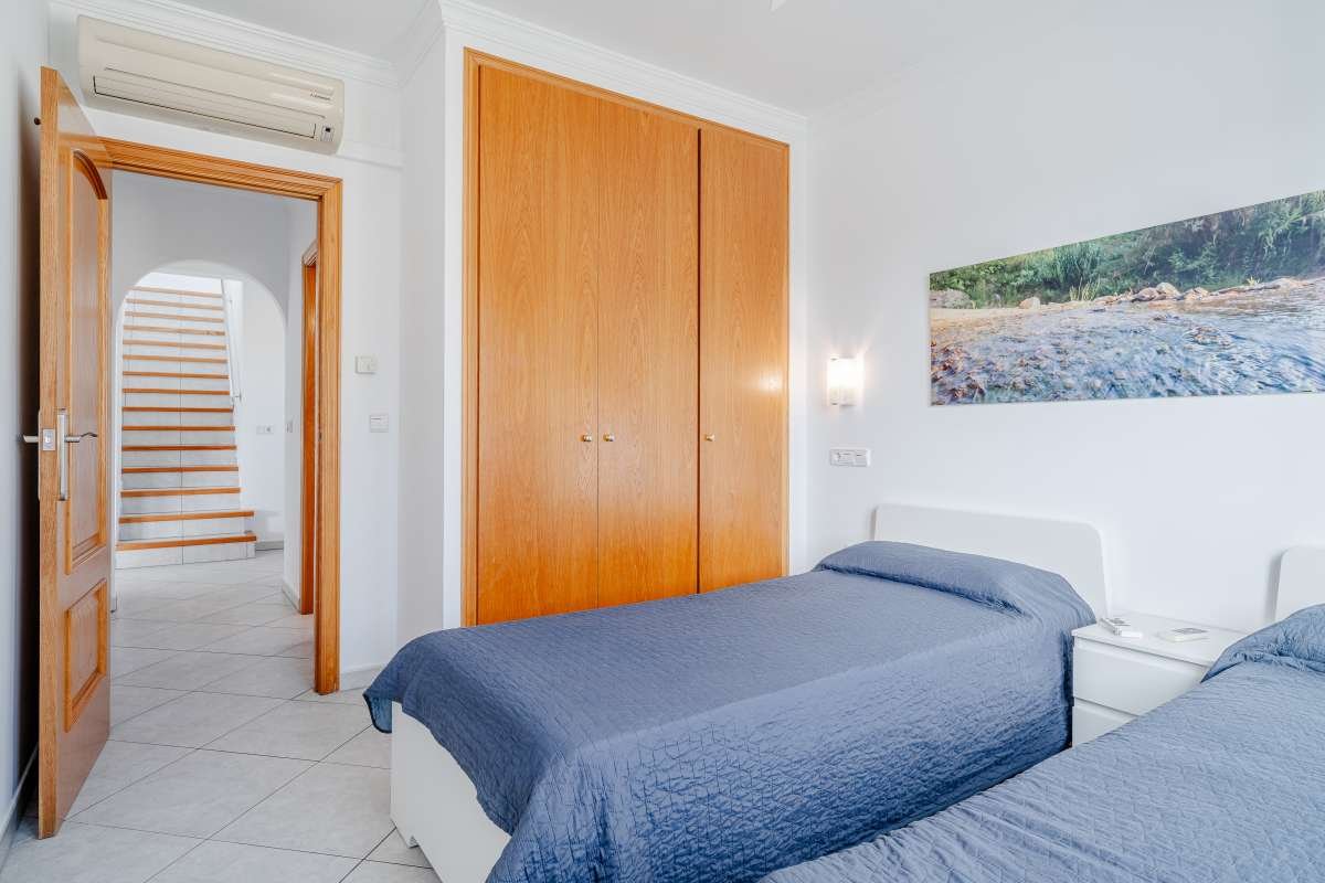 Ansprechende Villa mit 3 Schlafzimmern, 2 Bädern, Garage, Privatpool, Meerblick und Blick auf den Peñon de Ifach
