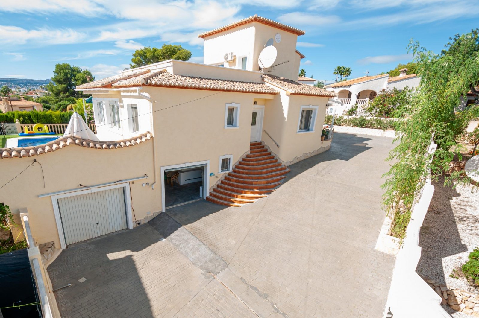Ansprechende Villa mit 3 Schlafzimmern, 2 Bädern, Garage, Privatpool, Meerblick und Blick auf den Peñon de Ifach