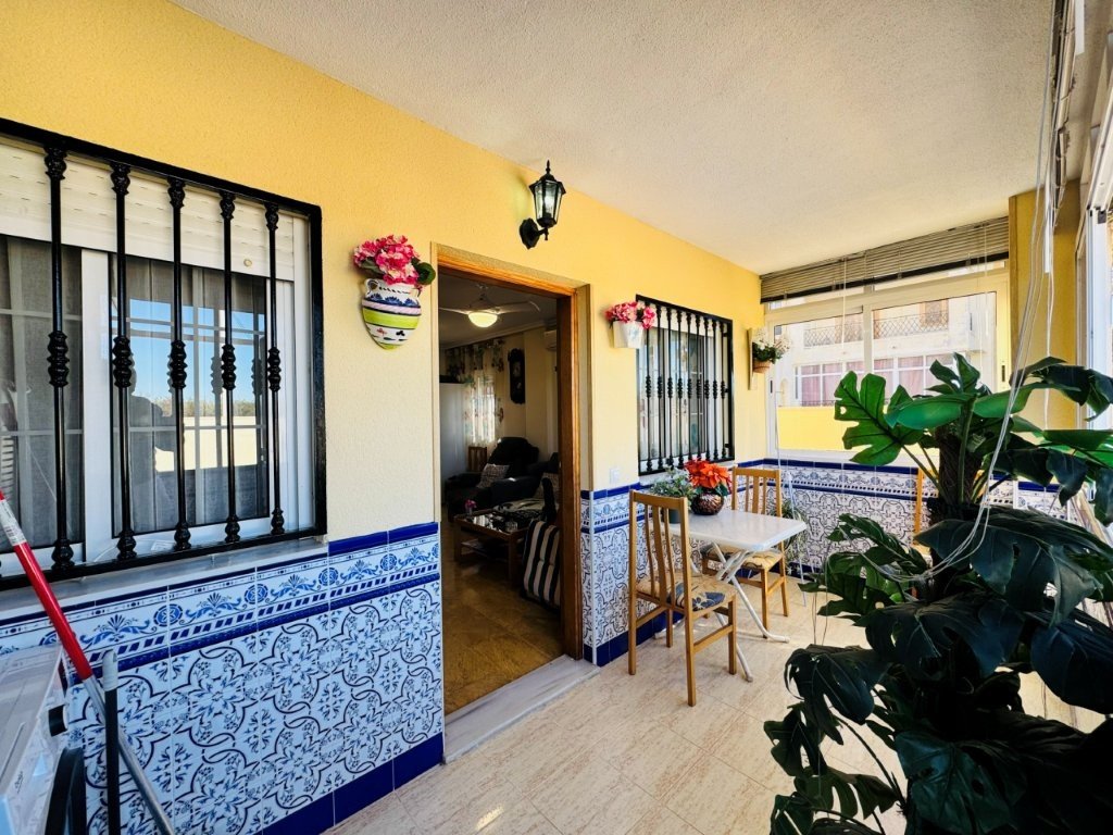 Appartement au rez-de-chaussée avec 2 chambres, 1 salle de bain, piscine privée et grande terrasse à seulement 600 m de la plage
