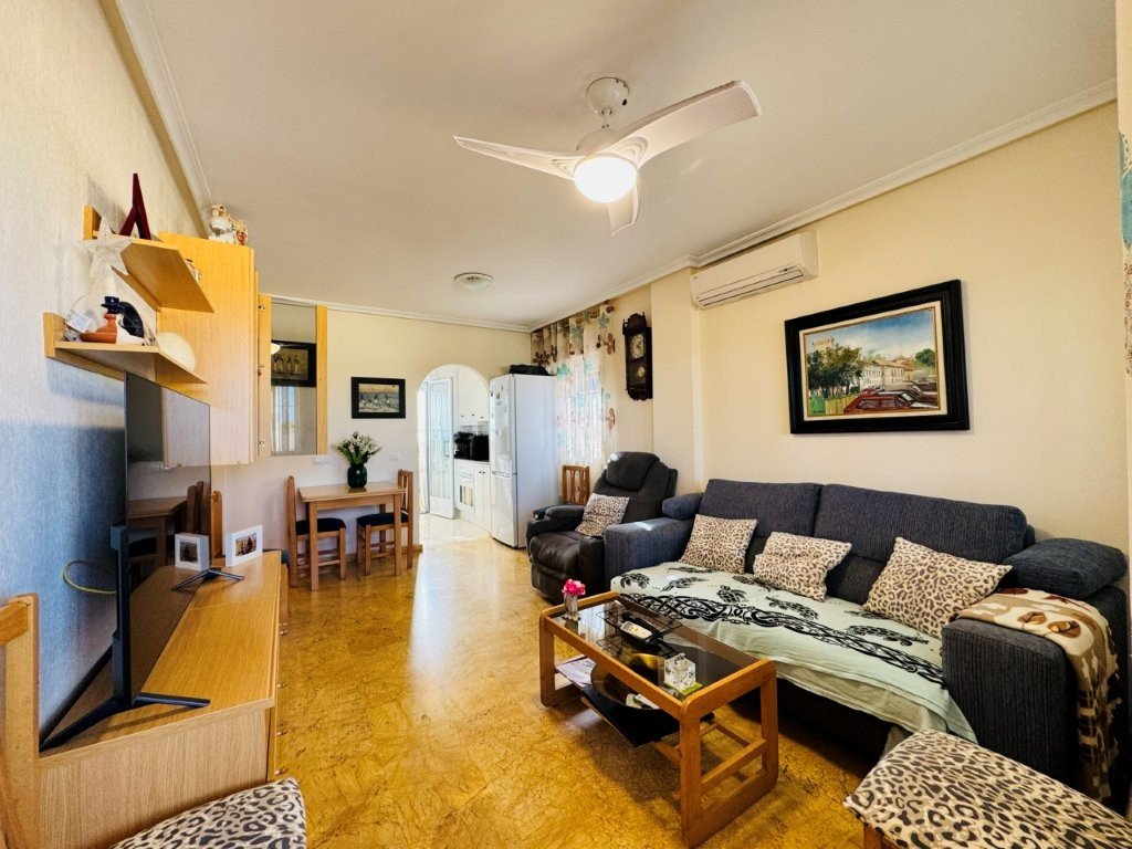 Appartement au rez-de-chaussée avec 2 chambres, 1 salle de bain, piscine privée et grande terrasse à seulement 600 m de la plage
