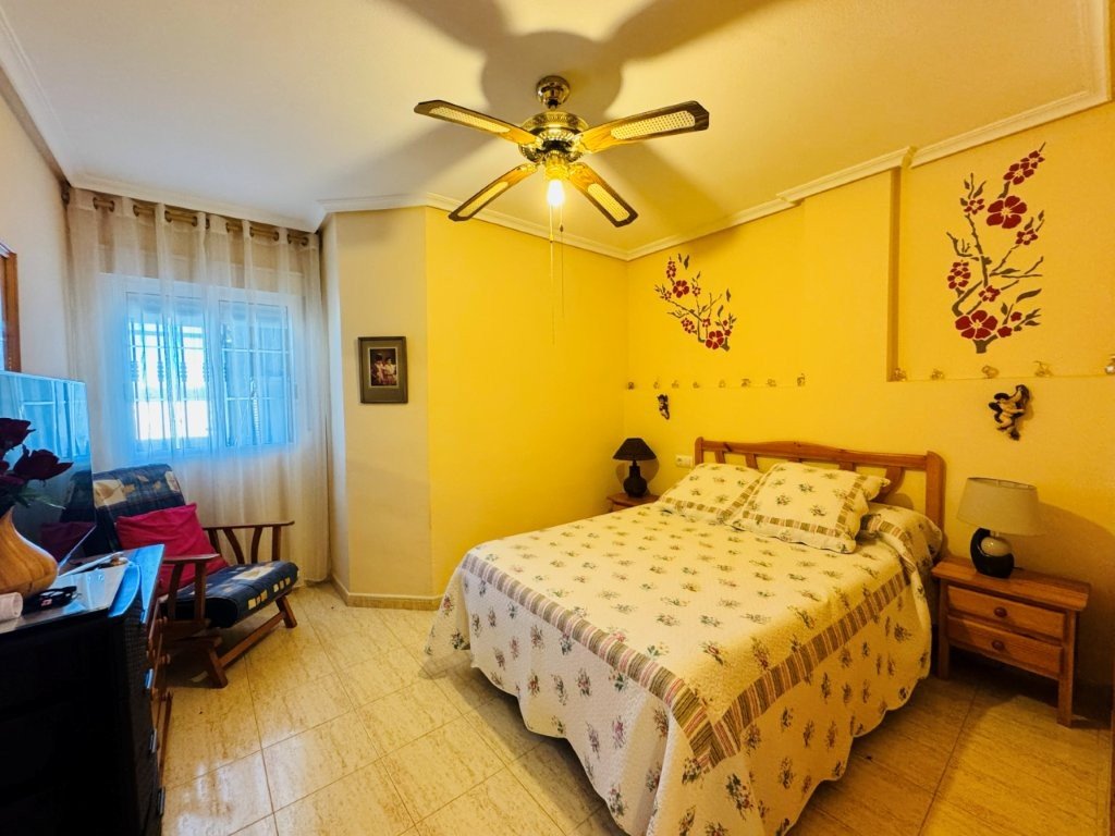 Appartement au rez-de-chaussée avec 2 chambres, 1 salle de bain, piscine privée et grande terrasse à seulement 600 m de la plage
